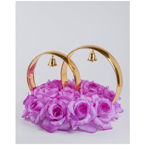 Украшение на крышу свадебного авто - золотые кольца с колокольчиками на подушке из текстильных роз фиолетового цвета, малое, цена 2619р