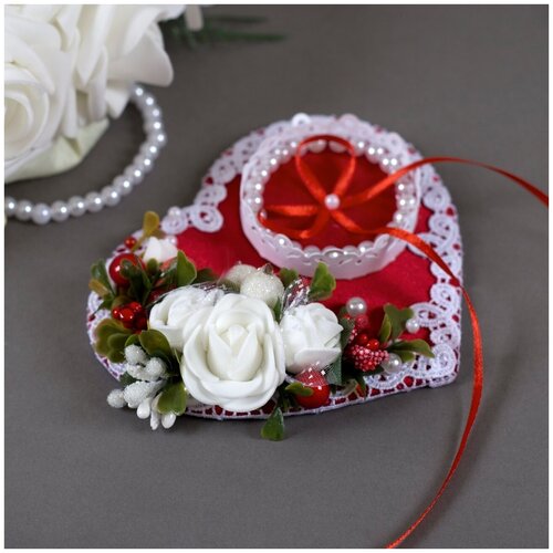Свадебная подставка для обручальных колец красного цвета с белыми розами, декоративными ягодками, белым кружевом и жемчужными бусинами, цена 1051р