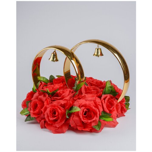 Декор на крышу свадебного авто молодоженов из красных текстильных роз с зелеными листьями, с золотыми кольцами и подвесными колокольчиками, малые, цена 2748р