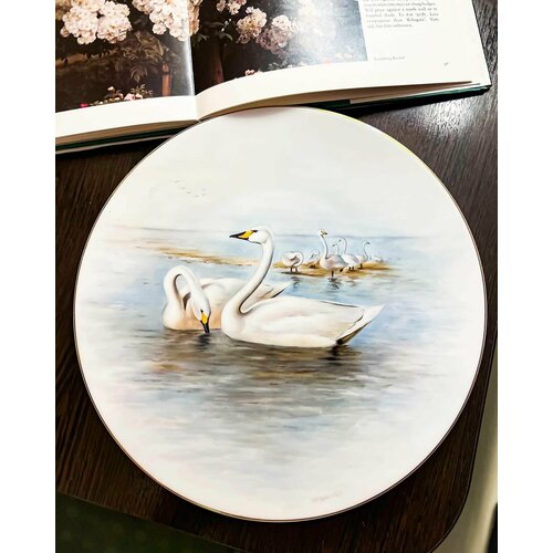 Винтажная тарелка с лебедями, Англия, 1970-1980 гг., цена 22600р